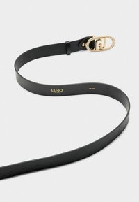 Cintura in pelle nera con finitura testurizzata, dotata di una fibbia dorata decorata con piccoli cristalli. Logo del brand stampato in oro.