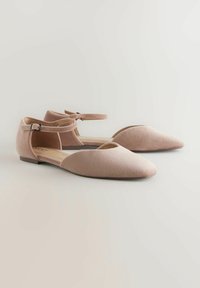 Rosa Wildleder-Ballerinas mit spitzer Zehenpartie und Knöchelriemen. Sie verfügen über eine glatte Textur und einen niedrigen Absatz für Komfort. Geschlossenes Design mit Ausschnitten.