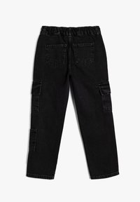 Pantalones cargo de mezclilla negra con cinturilla elástica, dos bolsillos laterales, dos bolsillos traseros y un corte recto holgado.