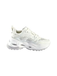 Sneaker de sport blanche avec un dessus en tissu texturé, des panneaux en maille et des clous décoratifs, une semelle épaisse et rembourrée, et une languette de tirage.