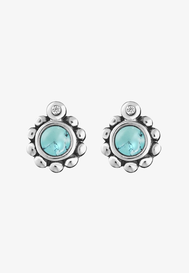 Boucles d'oreilles clous en argent avec des pierres turquoise rondes entourées d'accents en argent en forme de goutte et un petit cristal clair au sommet.