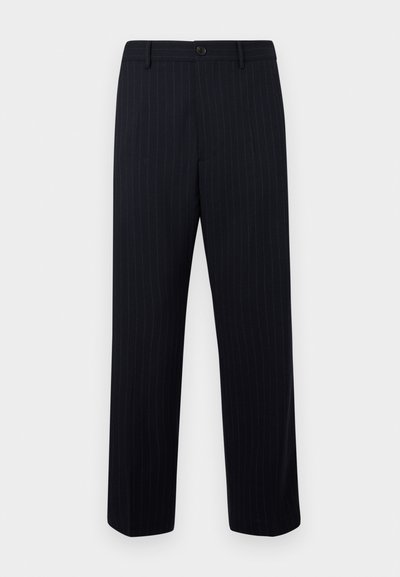 Pantaloni a righe navy realizzati in un tessuto pregiato, con una vestibilità dritta, passanti per cintura e chiusura a bottone frontale. Nessuna tasca visibile.