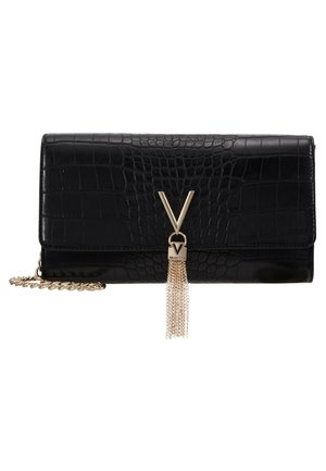 Pochette en simili cuir noir avec motif crocodile, quincaillerie dorée, accent en forme de V et détail en frange de chaîne. Design pliable avec une bandoulière en chaîne dorée.