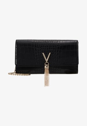 Clutch nera in ecopelle con motivo coccodrillo, accessori in oro, accentuazione a forma di V e dettaglio a frange con catena. Design pieghevole con tracolla in oro.