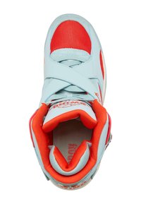Světle modré tenisky s červenými síťovanými akcenty, polstrovaným límcem a designem s páskem. Mají texturovanou podrážku a branding na boku.