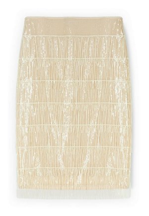 Béžová sukně po kolena s vertikálními třásněmi a lesklými flitry uspořádanými v horizontálních řadách.