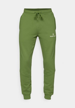 Gröna sweatpants i mjukt tyg med dragsko i midjan, ribbade mudd och en logotyp på sidan. Har smalnande ben och knäseam.