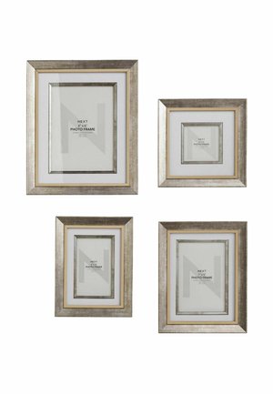 Set aus vier metallic-farbigen Fotorahmen in verschiedenen Größen, jeweils mit weißem Passepartout und einfachen rechteckigen Formen auf weißem Hintergrund.