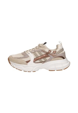 Beige en witte sneaker met mesh- en suède texturen, bronzen metalen accenten, dikke witte zool en een trekkoord aan de hiel, zijaanzicht.