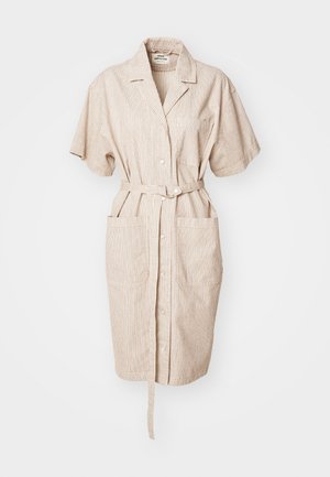 Striped beige skjortekjole med korte ermer, knappelukking foran, belte i livet og store sidelommer. Teksturert stoff.