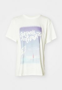 Witte katoenen t-shirt met een grafische print van schelpen en een surfer. Het ontwerp bevat zachte kleuren met retro tekst en een strandscène.