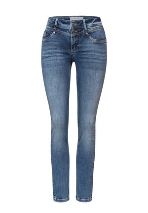 Vaqueros ajustados en denim de azul medio, con un diseño entallado, dos bolsillos frontales, cierre de botón distintivo y detalles de desgaste ligero.