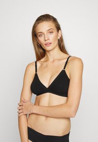 DORINA LOTTIE - Liemenėlė su trikampio formos kaušeliais - black