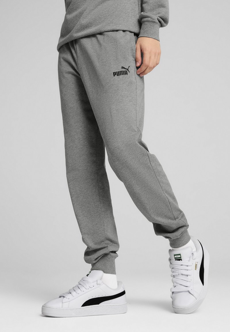 Grå bomuldsblandede joggere med elastisk talje, sidelommer og sort Puma-logo. Sæt sammen med hvide Puma sneakers med sorte accenter.