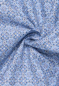 Blauwe stof met een herhaaldelijk bloemmotief in lichtblauwe, donkergroene, beige en crèmekleurige accenten. De textuur lijkt zacht en geweven.