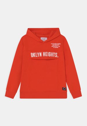 Klar orange hættetrøje med teksten "BKLYN HEIGHTS." på tværs af brystet og yderligere lille hvid tekst ovenover på højre side.
