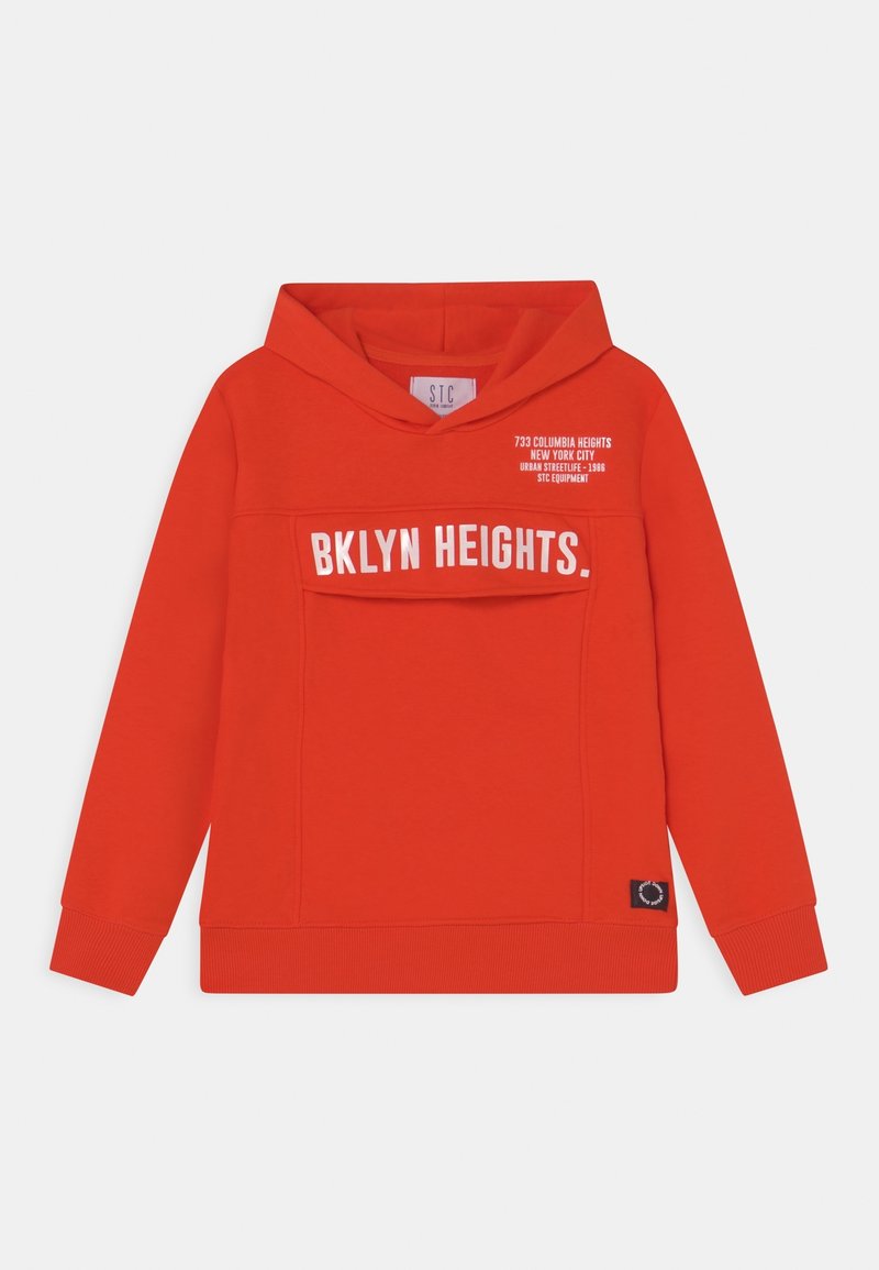 Sweat à capuche orange vif avec le texte "BKLYN HEIGHTS." sur la poitrine et un petit texte blanc supplémentaire au-dessus, du côté droit.