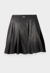 Μαύρη φούστα με καμπάνα, με ραμμένες λεπτομέρειες σε πάνελ και μικρό οβάλ μεταλλικό λογότυπο στο κέντρο της μέσης.