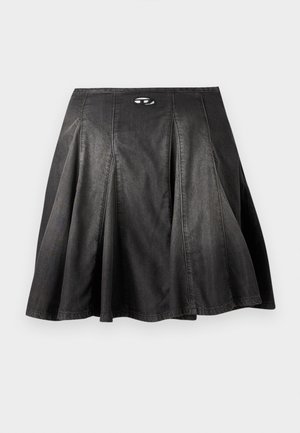 Jupe évasée noire avec des détails de panneaux cousus et un petit logo métallique ovale au centre de la taille.