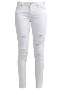 Jeans blancos ajustados de mezclilla, con desgastes en las rodillas, cierre de botón y una textura suave con un leve estiramiento.