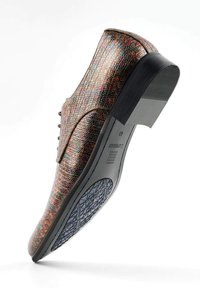 Meerkleurige gevlochten leren schoen met een gladde textuur, iets spitse neus en zwarte rubberen zool met een grippatroon.