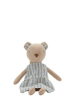 Orsetto marrone morbido che indossa un vestito a righe blu e bianco con dettagli floreali in pizzo, seduto con braccia e gambe distese.