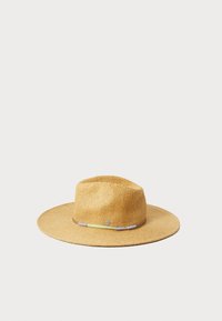 Sombrero de paja de ala ancha en marrón amarillo, con una banda de cuentas coloridas y un diseño minimalista, y una apariencia texturizada y tejida.