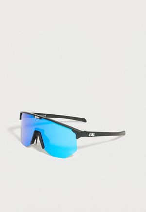 Schwarz gerahmte Sportsonnenbrille mit großem blau verspiegeltem Glas und Nasenschutz, auf weißer Oberfläche platziert.