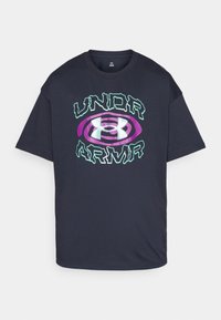 Tamnoplava majica s kratkim rukavima s velikim, šarenim natpisom "Under Armour" s ljubičastim i zelenim akcentima na prednjoj strani.