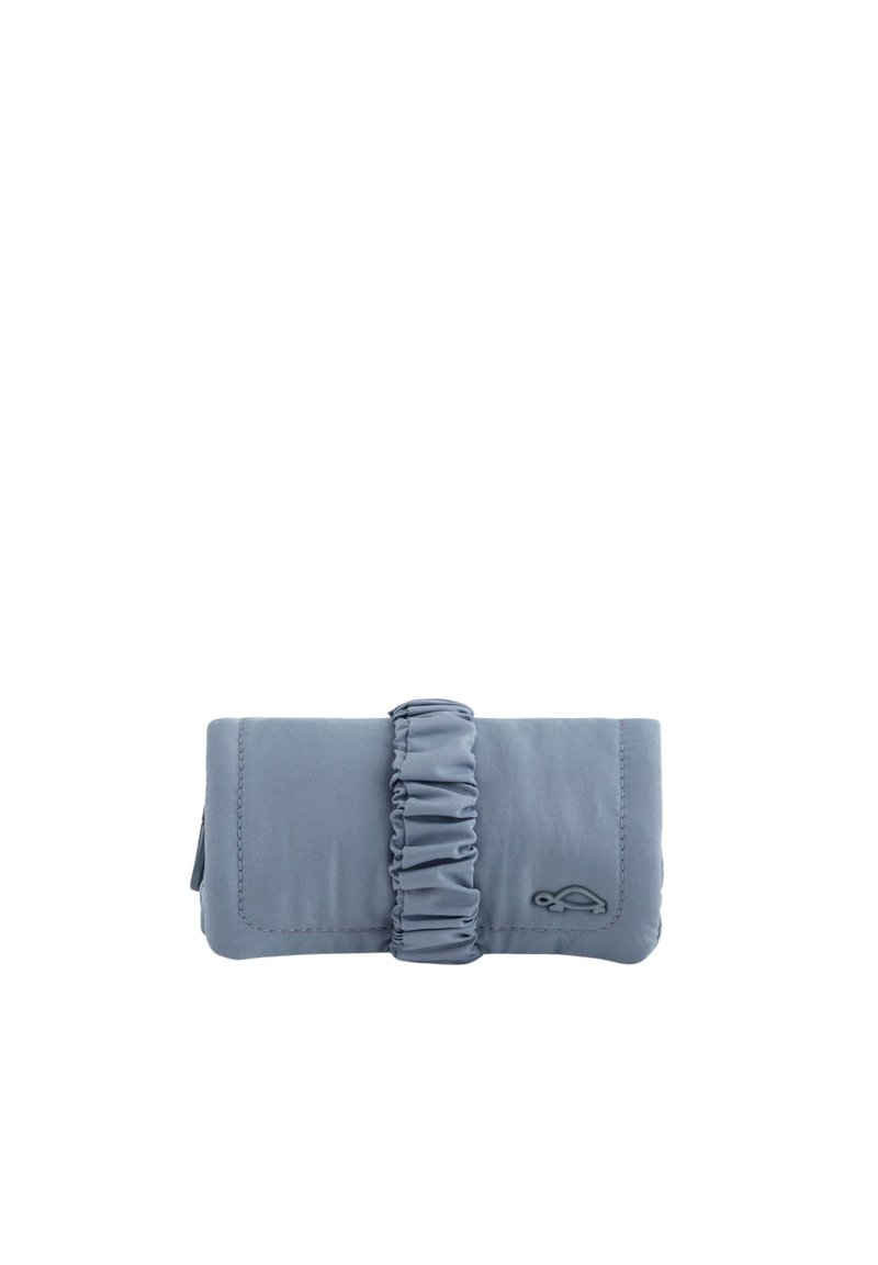 Billetera de tela azul con un acento de tela fruncida y logo en relieve. Cuenta con un diseño de plegado y textura suave.