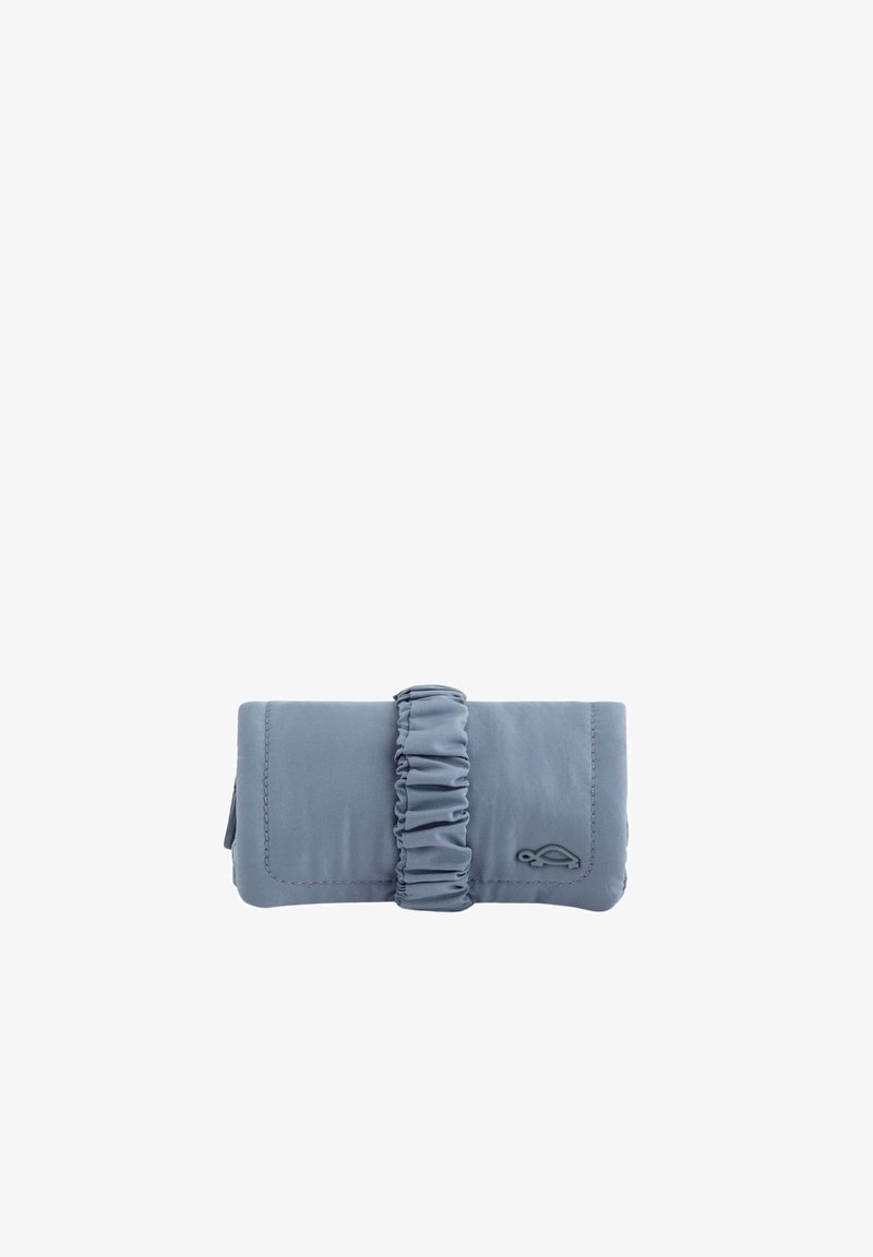 Billetera de tela azul con un acento de tela fruncida y logo en relieve. Cuenta con un diseño de plegado y textura suave.