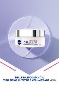 Crema Filler NIVEA CELLULAR Expert in un barattolo trasparente con un coperchio argentato, su uno sfondo morbido viola e con testo sui benefici.