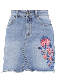 Jupe en denim bleu clair avec un ourlet effiloché, ornée de broderies florales en rose et bleu sur le côté, et une fermeture éclair avec bouton.