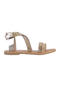 Gouden metallic sandalen met banden, voorzien van een verstelbare enkelgesp, platte zool, open teenontwerp en een soepele leerachtige textuur.