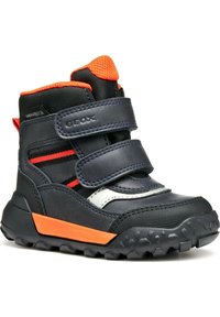 Zapatillas altas para niños en negro y naranja con dos correas de velcro, suela de goma y acentos de malla para transpirabilidad. Incluye la marca Geox.