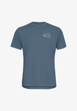 T-shirt bleu à manches courtes et col rond avec un petit graphique de montagne blanche et le logo "Jack Wolfskin" sur la poitrine gauche.