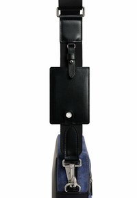 Borsa a spalla in tessuto blu navy con tracolla in pelle nera, accessori in metallo argentato e dettaglio porta-tessere nella parte superiore della tracolla.