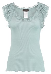 Jasnoniebieski prążkowany top na ramiączkach z koronkowym wykończeniem rękawów i dekoltu, z falbanym dołem i dopasowanym krojem. Metka widoczna od wewnątrz.