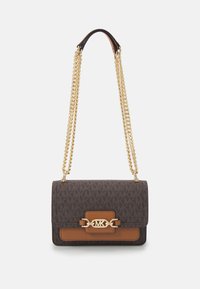 Kijelölve, brown/acorn