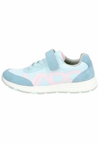 Zapatilla deportiva azul claro con puntera de ante y logo rosa. Presenta un cierre de cordones y una correa de gancho y bucle para un ajuste seguro.