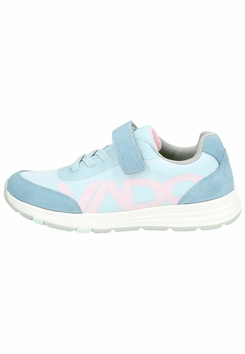 Zapatilla deportiva azul claro con puntera de ante y logo rosa. Presenta un cierre de cordones y una correa de gancho y bucle para un ajuste seguro.