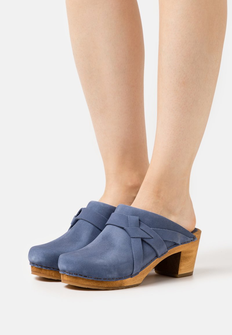 Sanita - MANUELLA SQUARE OPEN - Clogs - dove blue, Förstora