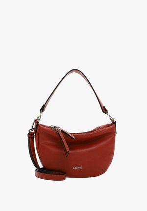 Bolso de mano de cuero rojo con forma curvada, un asa corta en la parte superior y una correa larga desmontable. Presenta un cierre de cremallera y un logo sutil.
