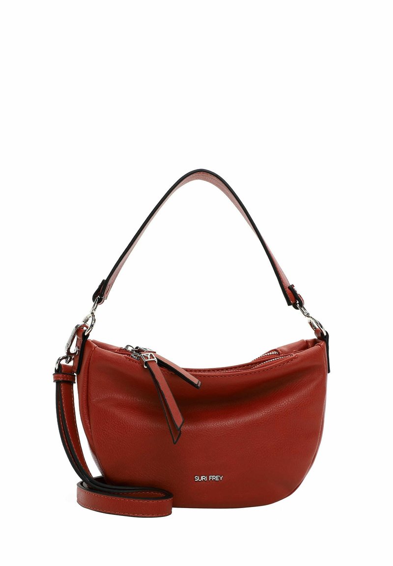 Sac à main en cuir rouge avec une forme arrondie, une courte poignée supérieure et une bandoulière longue amovible. Doté d'une fermeture éclair et de détails logo discrets.