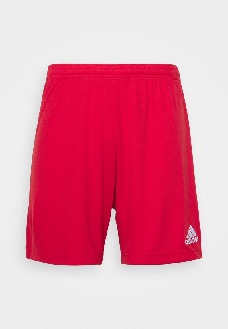 Shorts de sport Adidas rouges avec une taille élastique et un logo Adidas blanc sur le bas de la jambe droite, sur fond uni.