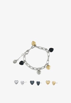 Pulsera de cadena de plata con cuatro encantos en forma de corazón en negro, plata y oro. Incluye pendientes de tachuela en forma de corazón a juego en negro y plata.