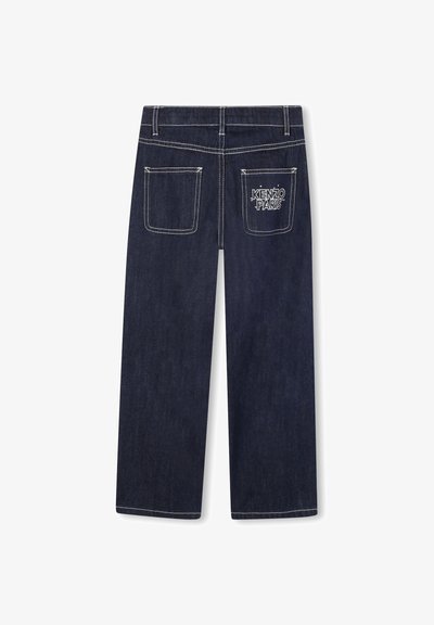 Jean en denim foncé avec une coupe droite, comprenant deux poches arrière. La poche droite est brodée en blanc avec "KENZO PARIS". Détails de surpiqûres contrastées.