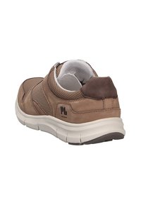 Scarpe sportive marroni con una combinazione di materiali lisci e testurizzati, suola bianca ammortizzata e un logo sul lato. Dettaglio della cinghia regolabile.