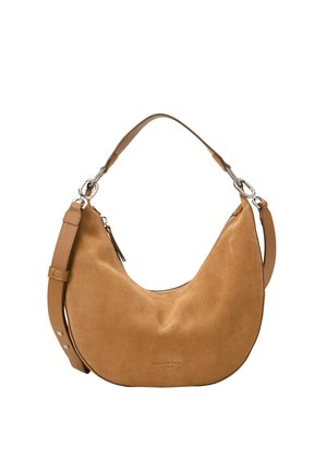Hellbraune Wildleder Hobo-Tasche mit geschwungener Form, verstellbarem Ledertragegurt, silbernem Beschlag und Reißverschlussöffnung oben. Weiche Textur, minimale Markenkennzeichnung.
