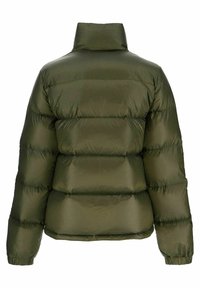 Chaqueta acolchada verde oliva con un alto cuello, que presenta secciones acolchadas horizontales, puños elásticos y una textura suave y brillante.